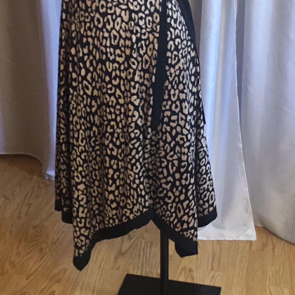 Faux wrap style dress in animal print, pull on v neck, size small SHELBY/PALMER - Picture 5 of 13